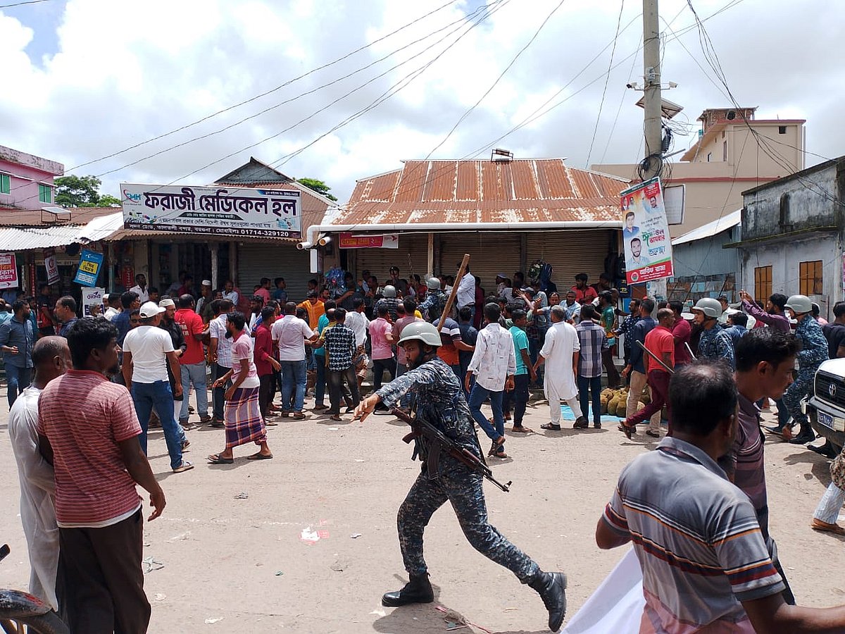 বরগুনার তালতলীতে বিএনপির দুই পক্ষের মধ্যে সংঘর্ষের সময় আইনশৃঙ্খলা বাহিনী লাঠিপেটা করে ছত্রভঙ্গ করে দেয়। আজ মঙ্গলবার দুপুরে উপজেলা সদরে