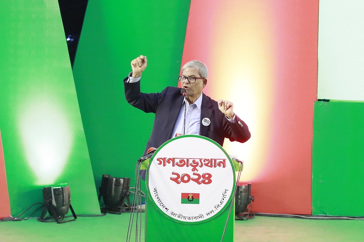 ‘গণ-অভ্যুত্থান ২০২৪: জাতীয় ঐক্য ও গণতান্ত্রিক অভিযাত্রা’ শীর্ষক অনুষ্ঠানে বক্তব্য দেন বিএনপির মহাসচিব মির্জা ফখরুল ইসলাম আলমগীর। আজ মঙ্গলবার রাজধানীর বাংলাদেশ-চীন মৈত্রী সম্মেলন কেন্দ্রে