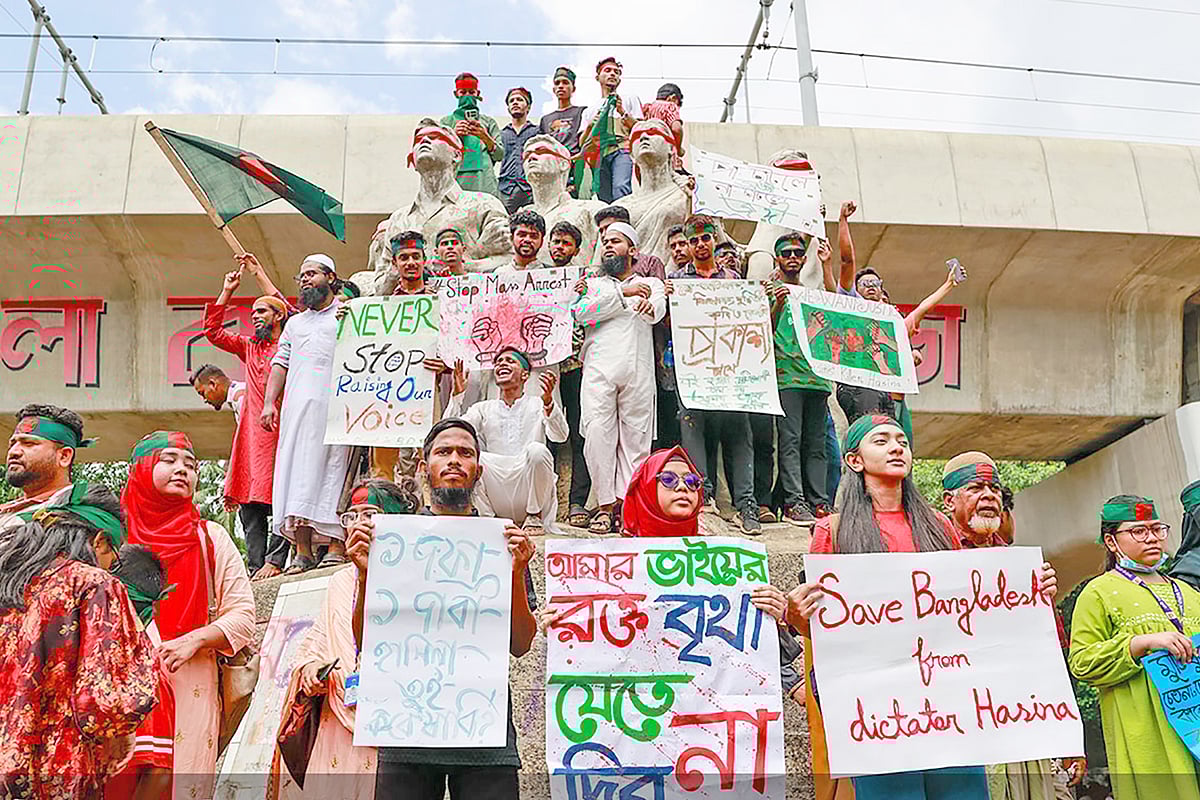 শেখ হাসিনার পতনের দাবিতে ঢাকা বিশ্ববিদ্যালয়ের রাজু ভাস্কর্যের সামনে ছাত্র–জনতা। ৪ আগস্ট ২০২৪