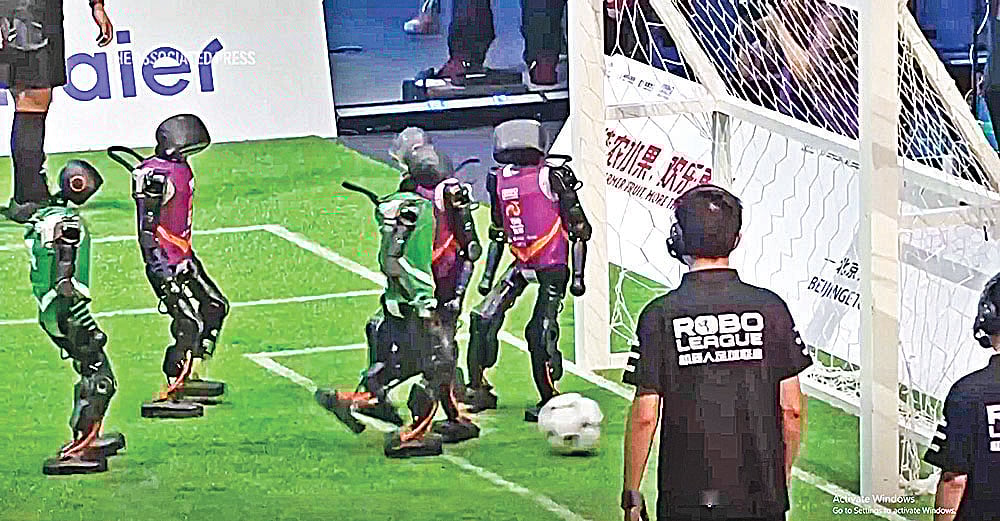 দুই দলের হয়ে মাঠে ফুটবল খেলছে রোবট