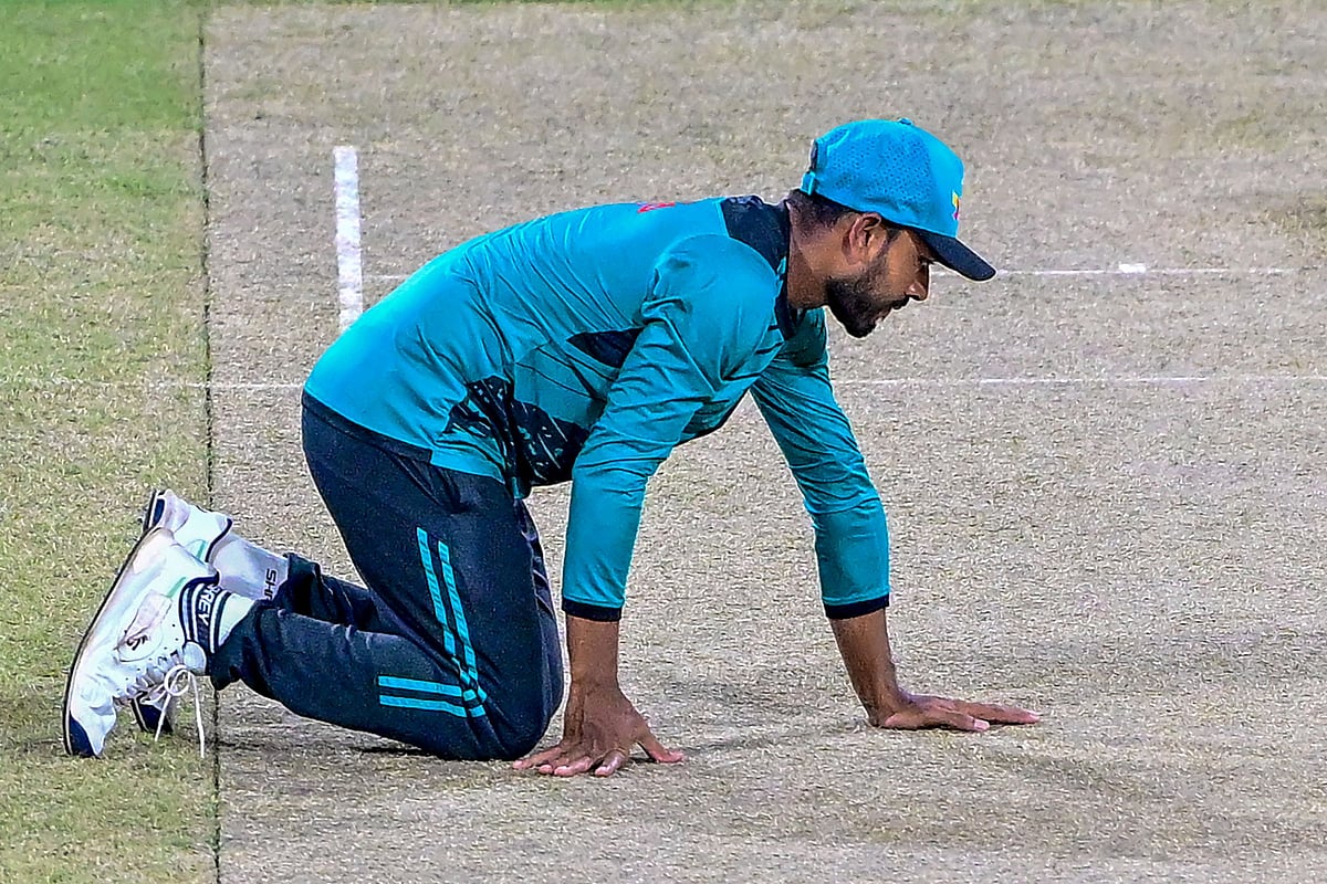 কলম্বোয় আজ বাংলাদেশ–শ্রীলঙ্কা প্রথম ওয়ানডে। তার আগে কাল উইকেট দেখছেন বাংলাদেশ অধিনায়ক মেহেদী হাসান মিরাজ