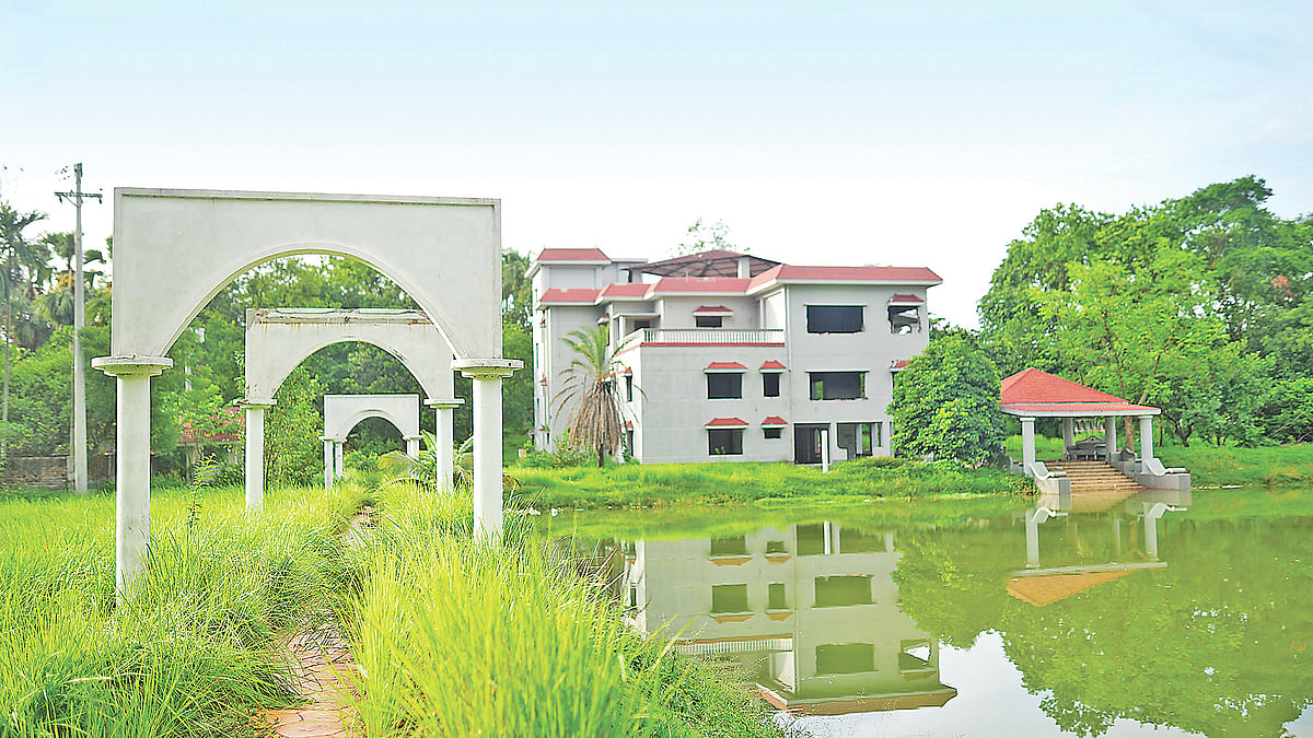 তারিক আহমেদ সিদ্দিকের বিলাসবহুল বাগানবাড়ি। আছে শানবাঁধানো ঘাটসহ পুকুর। গতকাল বিকেলে গাজীপুর মহানগরীর ফাওকাল এলাকায়
