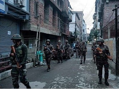 ভারতের মণিপুর রাজ্যে নিরাপত্তা বাহিনীর পাহারা