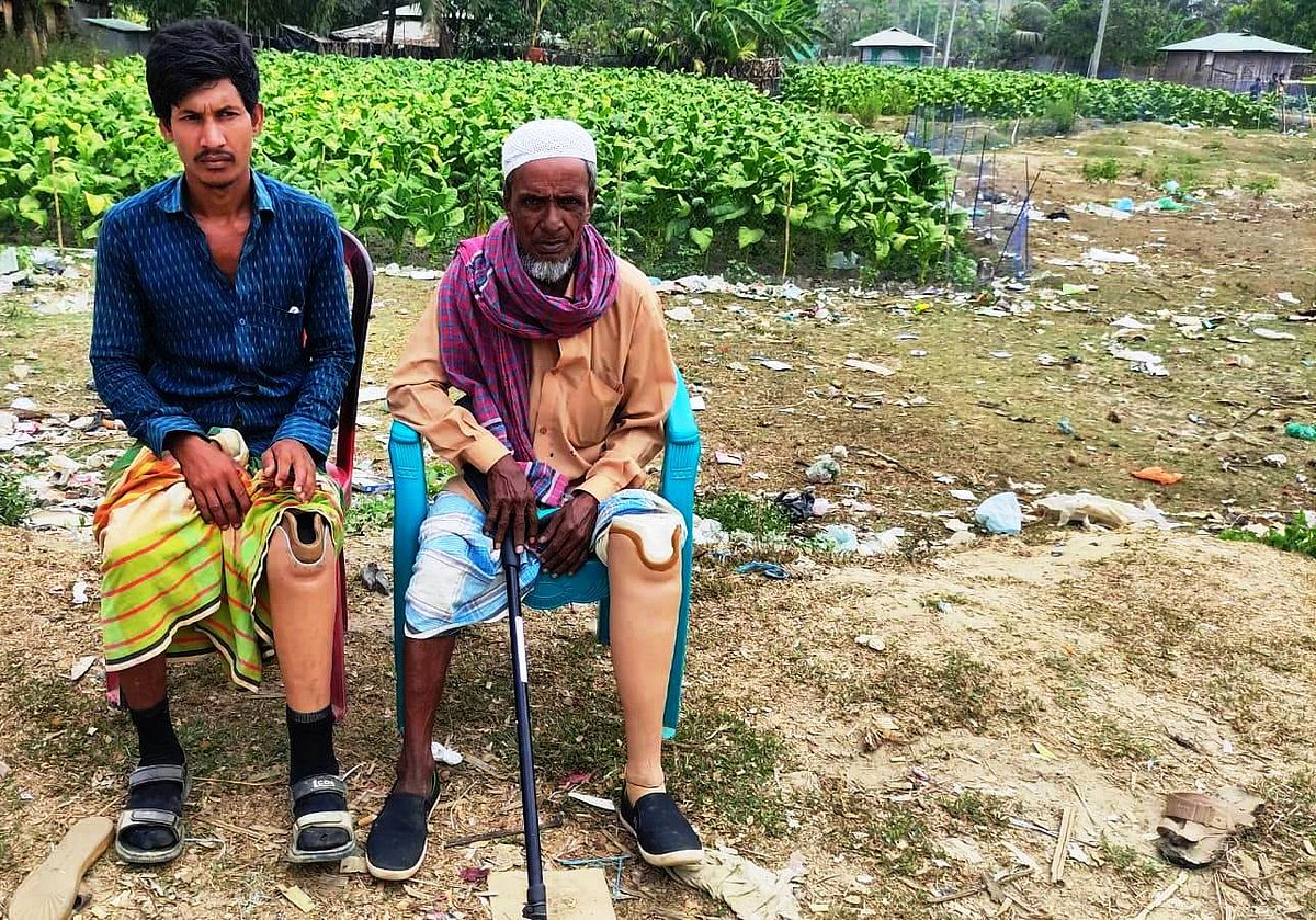 স্থলমাইন বিস্ফোরণে পা হারান বান্দরবানের নাইক্ষ্যংছড়ির চাকঢালা আমতলী বাজার এলাকার এই দুই বাসিন্দা। এখন কৃত্রিম পায়ে ভর করে চলাফেরা করতে হয় তাঁদের। সম্প্রতি তোলা