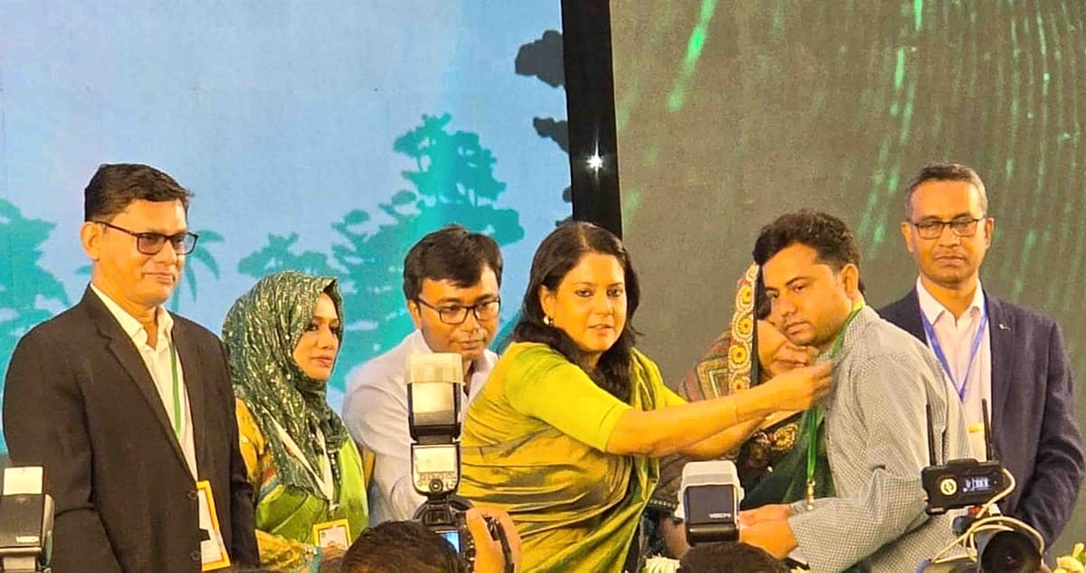 বিশ্ব পরিবেশ দিবস ও পরিবেশ মেলায় পরিবেশ,বন ও জলবায়ু পরিবর্তন মন্ত্রণালয়ের উপদেষ্টা সৈয়দা রিজওয়ানা হাসানের হাত থেকে পুরস্কার গ্রহণ করেন নাটোরের পরিবেশ কর্মী ফজলে রাব্বী। গত ২৫ জুন