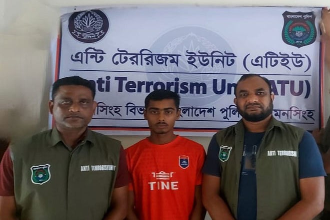 স্কুলছাত্রীকে অপহরণের পর ধর্ষণ মামলায় গ্রেপ্তার মো. উজ্জ্বল ইসলাম গত বছরের ৫ আগস্ট শেরপুর জেলা কারাগার থেকে পালিয়ে যান। তাঁকে গতকাল সোমবার রাতে নেত্রকোনার দুর্গাপুর থেকে গ্রেপ্তার করেছে পুলিশ