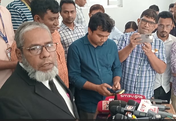 শুনানি শেষে আন্তর্জাতিক অপরাধ ট্রাইব্যুনাল প্রাঙ্গণে সাংবাদিকদের সঙ্গে কথা বলছেন রাষ্ট্রনিযুক্ত আইনজীবী মো. আমির হোসেন