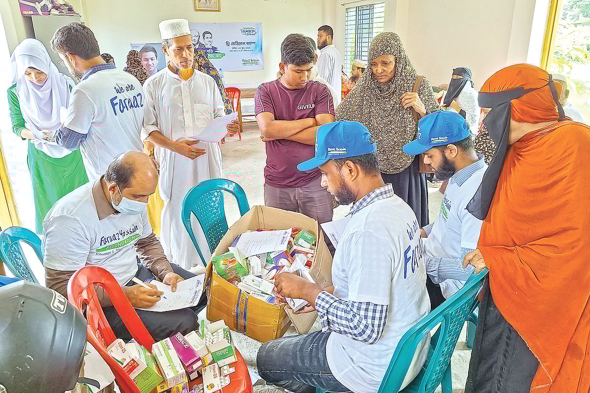 ফারাজ হোসেন ফাউন্ডেশনের উদ্যোগে মেডিকেল ক্যাম্পে রোগী দেখছেন চিকিৎসকেরা। পরে রোগীদের মধ্যে বিনা মূল্যে ওষুধ বিতরণ করা হয়। গতকাল বরিশাল সদরের সাহেবের হাট কবি নজরুল সমাজকল্যাণ ও ক্লাব পাঠাগারে