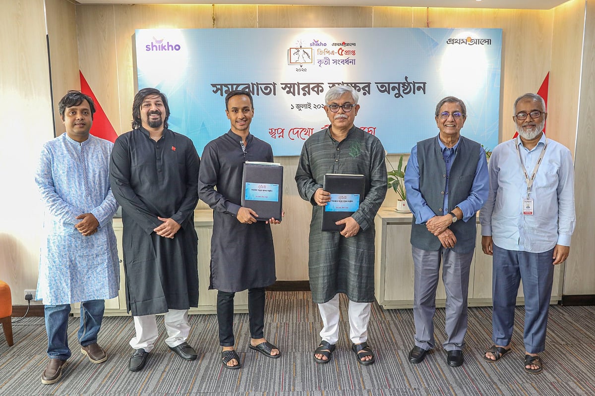 শিখো-প্রথম আলো জিপিএ-৫ প্রাপ্ত কৃতী সংবর্ধনা আয়োজনের জন্য সমঝোতা স্মারক স্বাক্ষর অনুষ্ঠানে (বাঁ থেকে) প্রথম আলোর চিফ ডিজিটাল বিজনেস অফিসার জাবেদ সুলতান, শিখোর প্রধান পরিচালন কর্মকর্তা (সিওও) ইশমাম চৌধুরী, শিখোর প্রতিষ্ঠাতা ও প্রধান নির্বাহী কর্মকর্তা (সিইও) শাহীর চৌধুরী, প্রথম আলোর ব্যবস্থাপনা সম্পাদক আনিসুল হক, প্রথম আলো সম্পাদক মতিউর রহমান এবং প্রথম আলো ডিজিটাল ট্রান্সফরমেশন, যুব কার্যক্রম ও ইভেন্টসের প্রধান সমন্বয়ক মুনির হাসান। আজ মঙ্গলবার বিকেলে রাজধানীর কারওয়ান বাজারে প্রথম আলো কার্যালয়ে