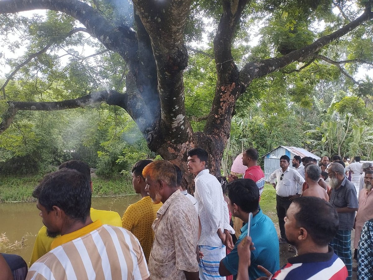 কুড়িগ্রামের চিলমারীতে কড়ইগাছের কোটরের ভেতরে লাগা আগুনের ধোঁয়া গাছের শাখা দিয়ে বের হতে দেখা যায়। আজ সকালে রমনা রেলস্টেশন এলাকায়