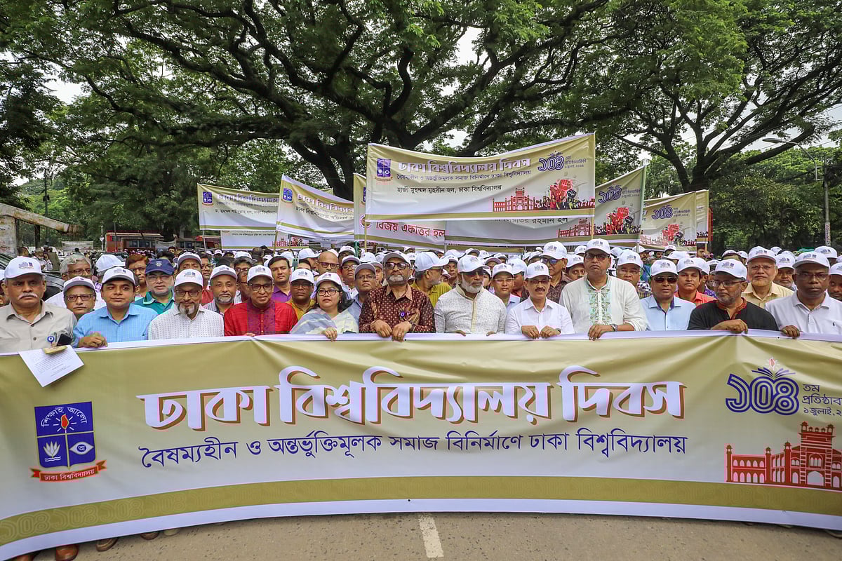 সকাল পৌনে ১০টার দিকে বিশ্ববিদ্যালয়ের ভিসি চত্বরসংলগ্ন স্মৃতি চিরন্তনের সামনে থেকে শোভাযাত্রা বের হয়