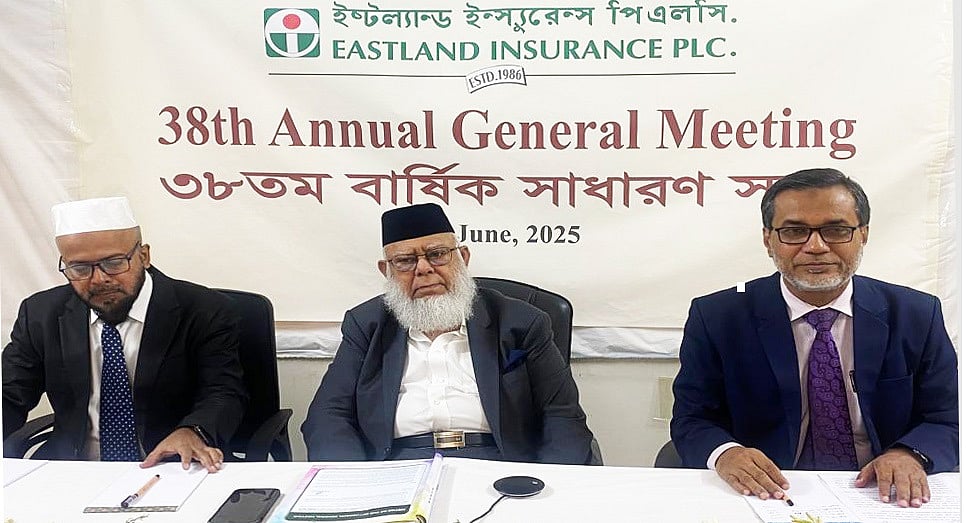 গত সোমবার ভার্চ্যুয়াল প্ল্যাটফর্মে ইস্টল্যান্ড ইনস্যুরেন্সের ৩৮তম বার্ষিক সাধারণ সভা অনুষ্ঠিত হয়। এতে সভাপতিত্ব করেন কোম্পানির চেয়ারম্যান মাহবুবুর রহমান (মাঝে)