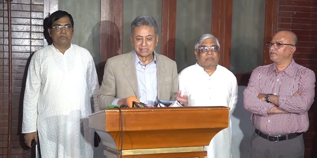 জাতীয় পার্টির (জেপি) নেতাদের সঙ্গে বিএনপির লিয়াজোঁ কমিটির বৈঠক শেষে সাংবাদিকদের সঙ্গে কথা বলেন দলটির স্থায়ী কমিটির সদস্য আমীর খসরু মাহমুদ চৌধুরী। আজ বুধবার রাজধানীর গুলশানে বিএনপির চেয়ারপারসনের কার্যালয়ে