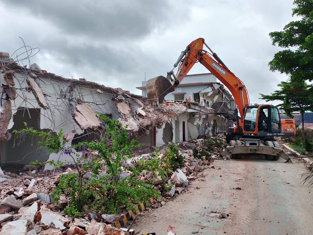 চট্টগ্রামে সীতাকুণ্ডে বনাঞ্চল কেটে গড়ে ওঠা বিতর্কিত সেই জাহাজভাঙা কারখানায় উচ্ছেদ অভিযান চলছে। আজ সকালে তোলা