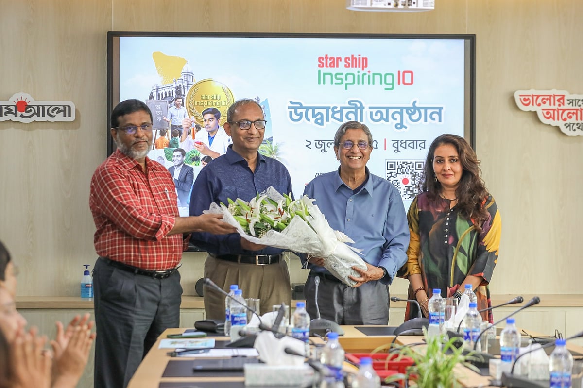 ‘স্টারশিপ ইন্সপায়ারিং টেন’ আয়োজনে  (বাঁ থেকে) স্মাইল ফুড প্রোডাক্টস লিমিটেডের চিফ মার্কেটিং অফিসার শোয়েব মো. আসাদুজ্জামান , প্রধান বিচারক ও ব্র্যাক বিশ্ববিদ্যালয়ের উপাচার্য ড. সৈয়দ ফারহাত আনোয়ার, প্রথম আলোর সম্পাদক মতিউর রহমান এবং বিজ্ঞাপনী সংস্থা বিটপীর ব্যবস্থাপনা পরিচালক সারাহ আলী। রাজধানীর প্রথম আলো কার্যালয়ে। ২ জুলাই, ২০২৫