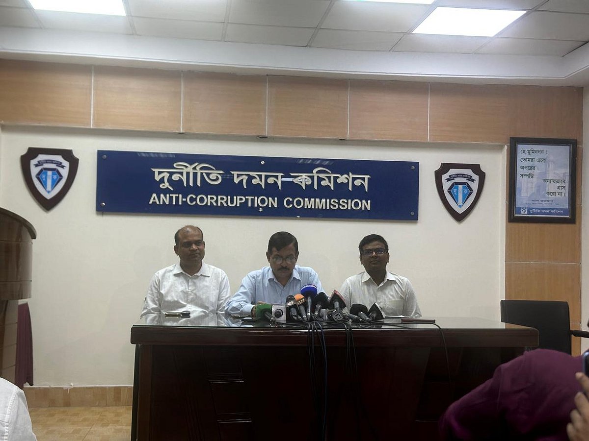 রাজধানীতে দুদকের প্রধান কার্যালয়ে সংবাদ সম্মেলনে সংস্থাটির মহাপরিচালক আক্তার হোসেন সাংবাদিকদের ব্রিফ করেন। ২ জুলাই