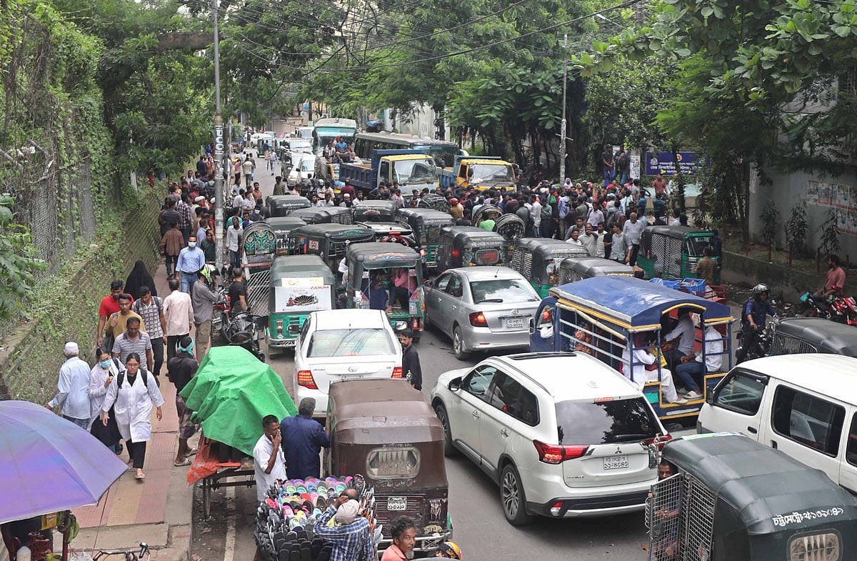 চট্টগ্রামের ডিআইজি কার্যালয়ের সামনে তিন ঘণ্টা অবস্থান কর্মসূচি পালন করেছে বৈষম্যবিরোধী ছাত্র আন্দোলন ও জাতীয় নাগরিক পার্টি (এনসিপি)। এতে সড়কে লেগে যায় দীর্ঘ যানজট।  আজ বিকেল সাড়ে ৪টায়
