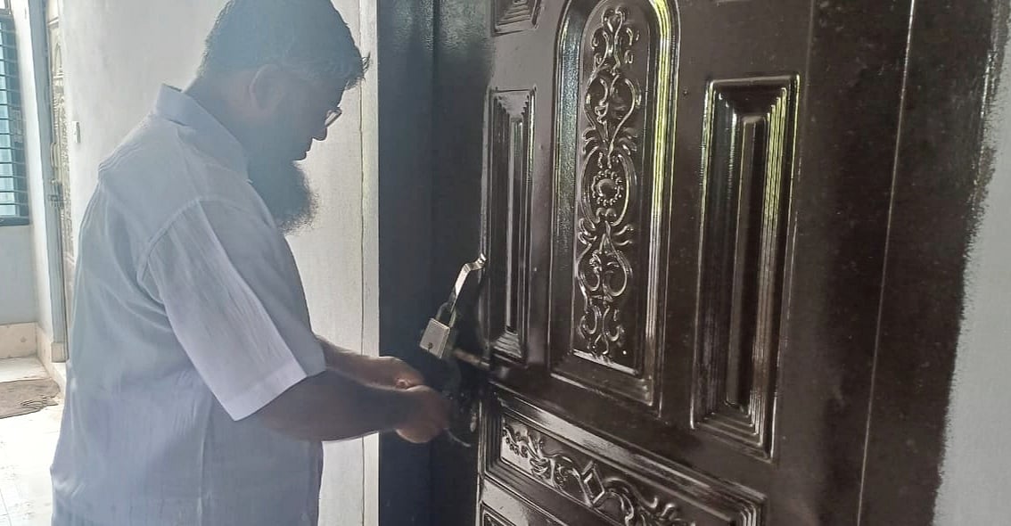 কুমিল্লার লালমাই উপজেলার খাদ্যনিয়ন্ত্রকের কার্যালয়ের তালা খুলছেন অফিস সহকারী আবদুল আউয়াল। আজ বুধবার সকালে