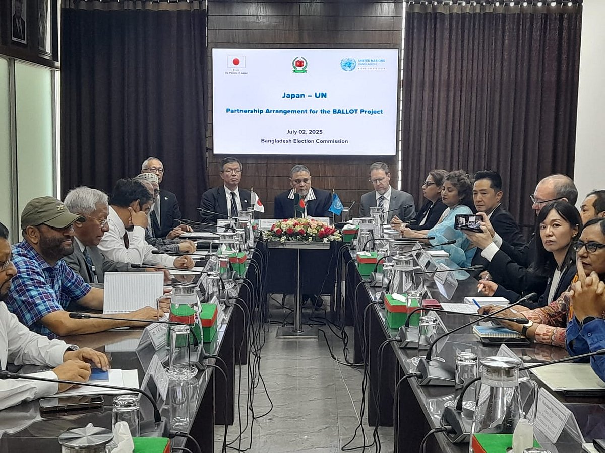 আজ বুধবার দুপুরে নির্বাচন ভবনে ব্যালট প্রকল্পে জাপানের আর্থিক সহায়তা দেওয়া নিয়ে একটি চুক্তি সই হয়। অনুষ্ঠানে বাংলাদেশে নিযুক্ত জাপানের রাষ্ট্রদূত সাইদা শিনইচি, ইউএনডিপি বাংলাদেশের আবাসিক প্রতিনিধি স্টেফান লিলার, প্রধান নির্বাচন কমিশনার এ এম এম নাসির উদ্দীন প্রমুখ উপস্থিত ছিলেন