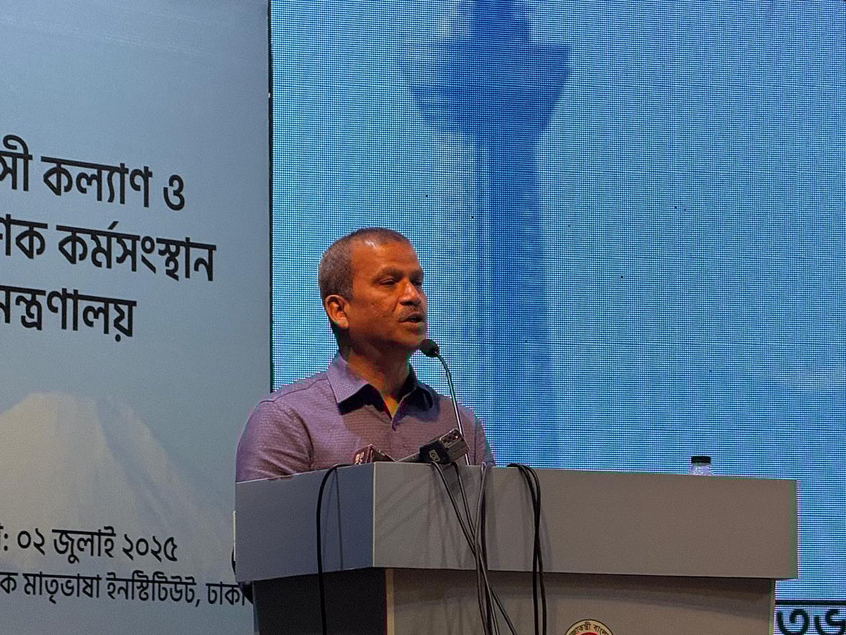 অনুষ্ঠানে বক্তৃতা করছেন প্রবাসীকল্যাণ ও বৈদেশিক কর্মসংস্থান মন্ত্রণালয়ের উপদেষ্টা আসিফ নজরুল। আজ ২ জুলাই, রাজধানীর সেগুনবাগিচা