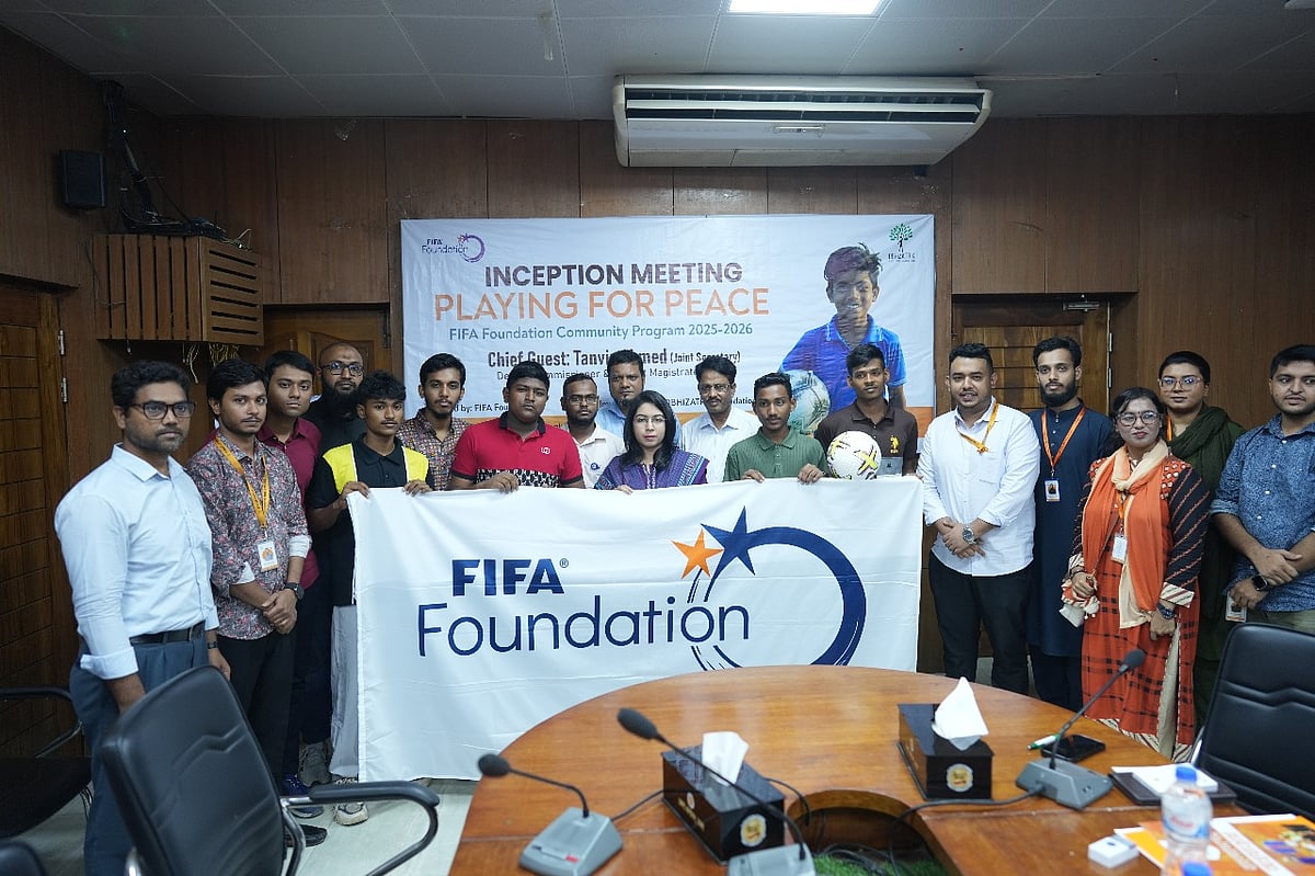 ফিফা ফাউন্ডেশন ও অভিযাত্রিক ফাউন্ডেশনের সহযোগিতায় শুরু হতে যাচ্ছে ‘প্লেয়িং ফর পিস: এমপাওয়ারিং লাইভস থ্রু সকার’ নামের একটি বিশেষ প্রকল্প।