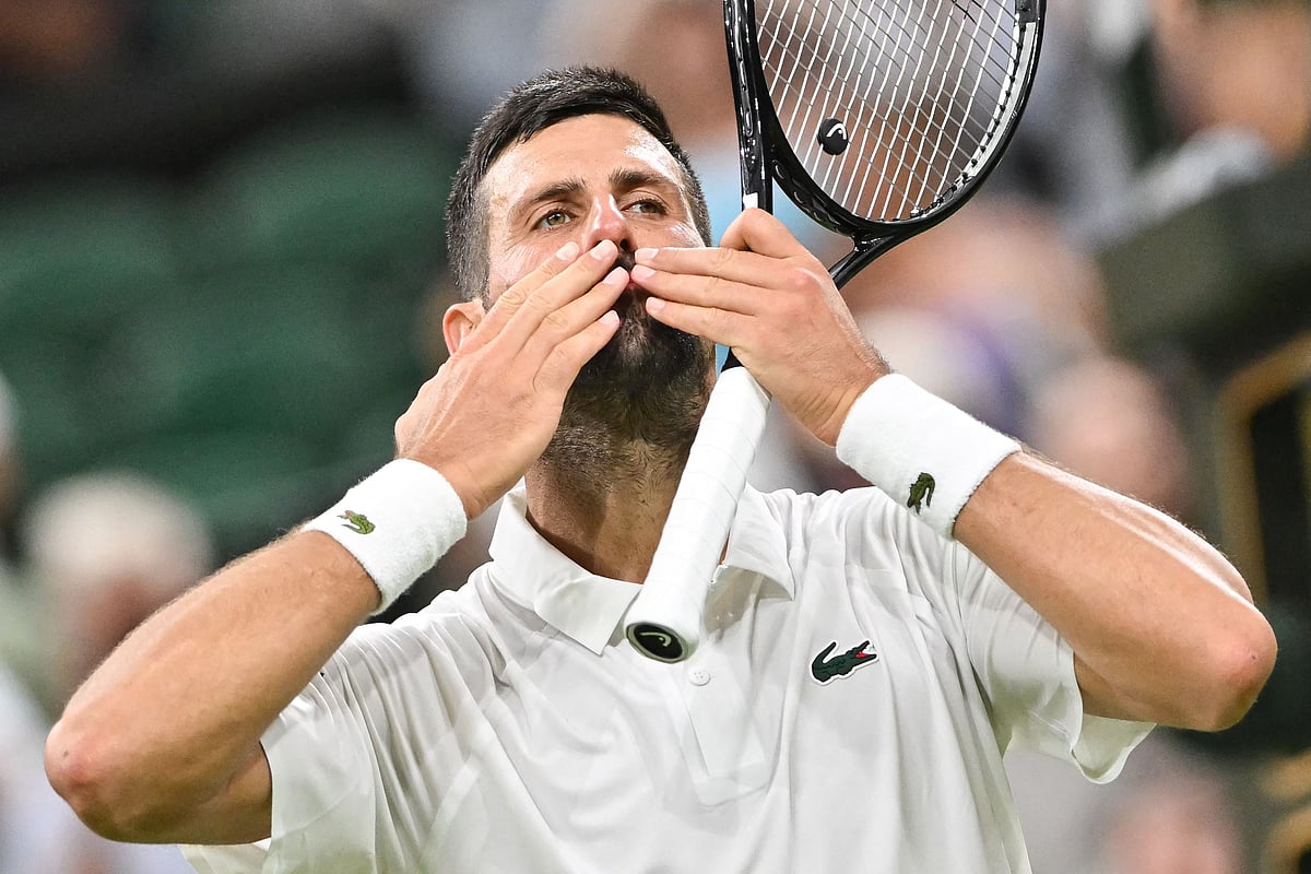 দ্বিতীয় রাউন্ডে ওঠার পর দর্শকদের অভিবাদনের জবাবে জোকোভিচ