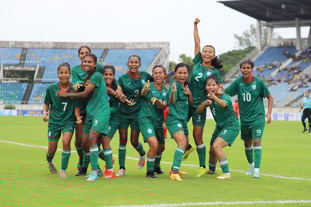 ঋতুপর্ণা–মনিকাদের এই উচ্ছ্বাস মিয়ানমারকে ২–১ গোলে হারানোর। পরে এ আনন্দ রূপ নিয়েছে প্রথমবার নারী এশিয়ান কাপের চূড়ান্ত পর্বে জায়গা করার উৎসবেও।স্ব