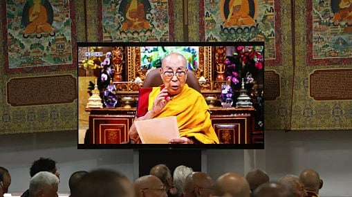 ভারতের হিমালয় অঞ্চলের এক শহরে ধর্মীয় নেতাদের এক সমাবেশে দালাই লামার দেওয়া একটি ভিডিও বার্তা সম্প্রচার করা হয়। ২ জুলাই, ২০২৫