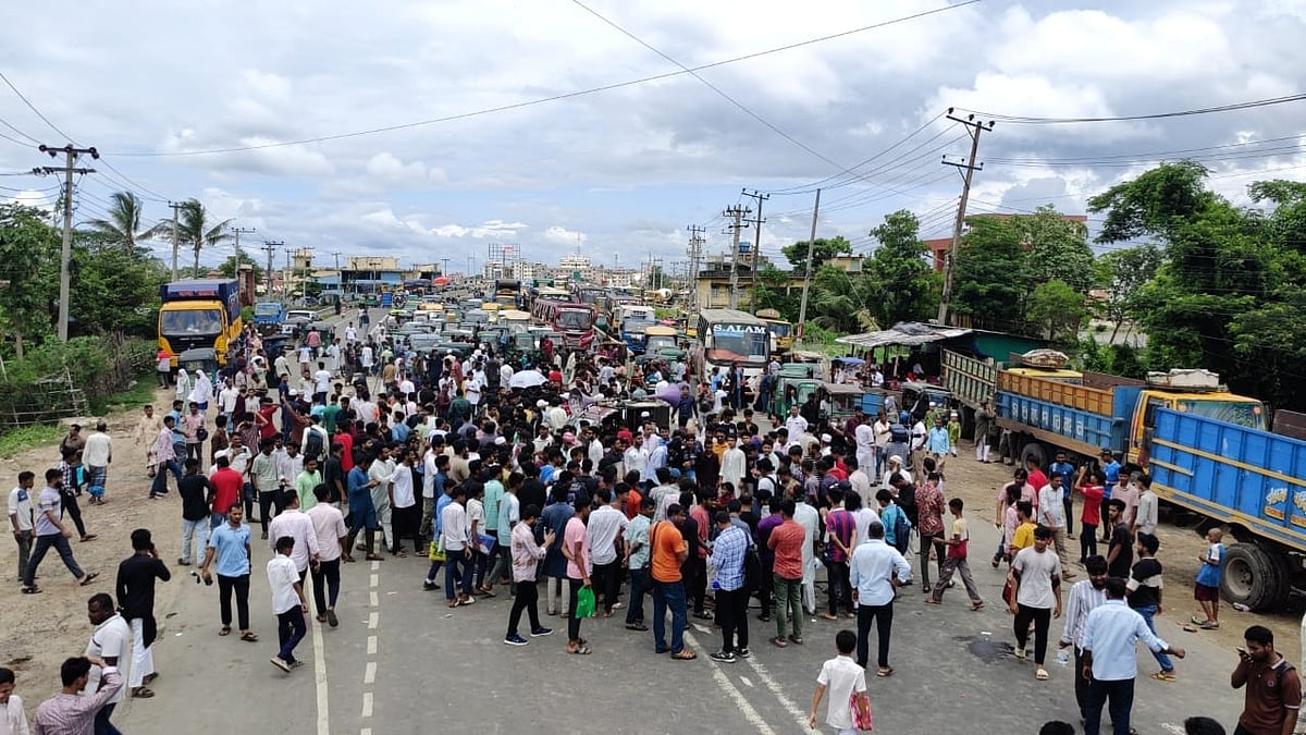 মহাসড়কের ওপর অবস্থান নিয়েছেন অবরোধকারীরা। আজ দুপুরে চট্টগ্রাম-কক্সবাজার মহাসড়কের পটিয়া মডেল মসজিদ সংলগ্ন এলাকায়