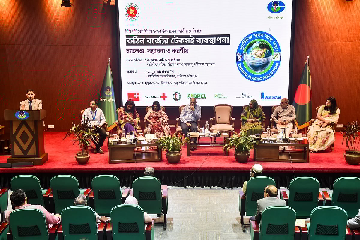 ‘কঠিন বর্জ্য ব্যবস্থাপনায় টেকসই ব্যবস্থাপনা: চ্যালেঞ্জ, সম্ভাবনা ও করণীয়’ শীর্ষক সেমিনারে উপস্থিত অতিথিরা