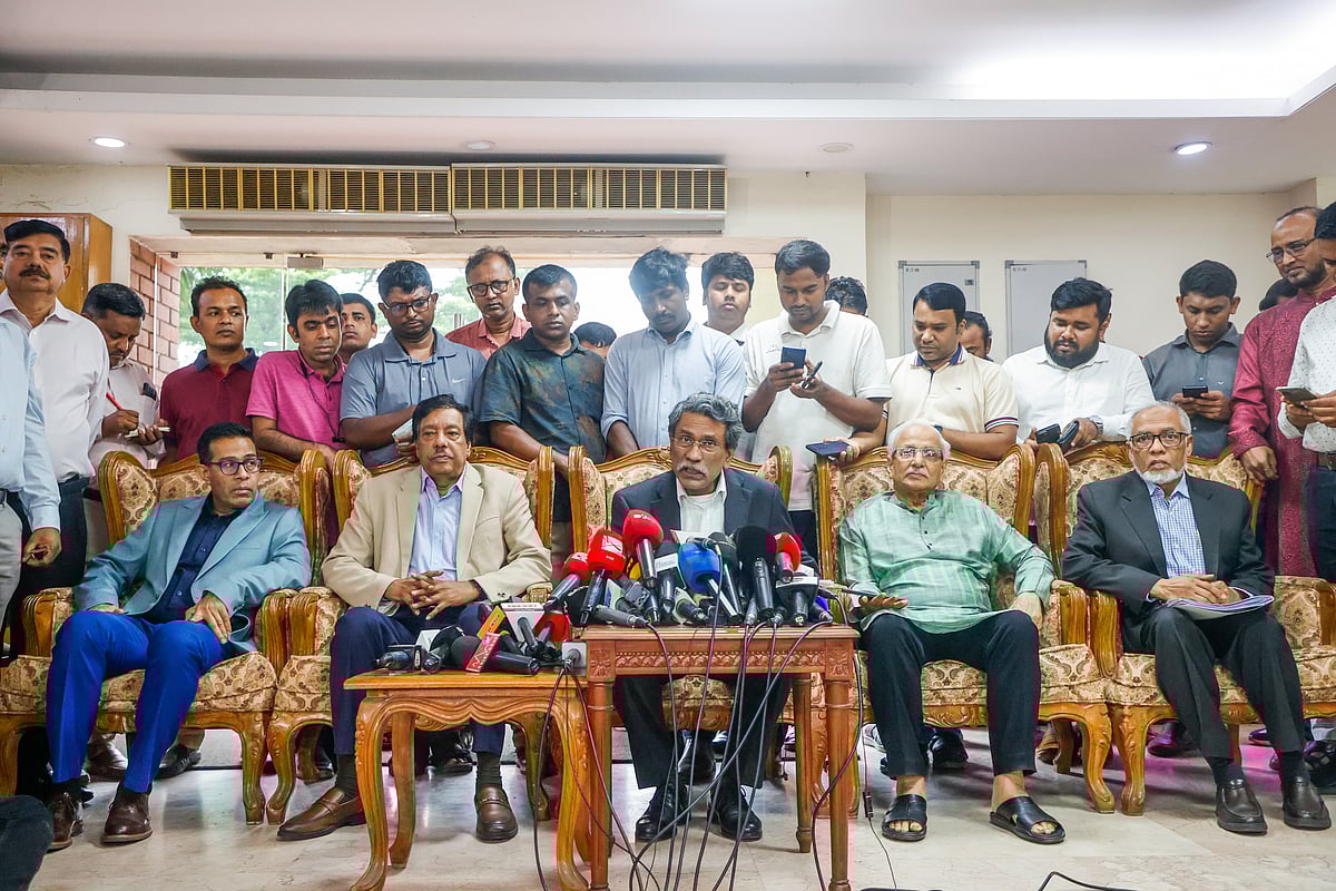 রাজধানীর ফরেন সার্ভিস একাডেমিতে আজ রাজনৈতিক দলগুলোর সঙ্গে দ্বিতীয় পর্যায়ের অষ্টম দিনের আলোচনা শেষে সাংবাদিকদের সঙ্গে কথা বলেন জাতীয় ঐকমত্য কমিশনের সহ–সভাপতি অধ্যাপক আলী রীয়াজ