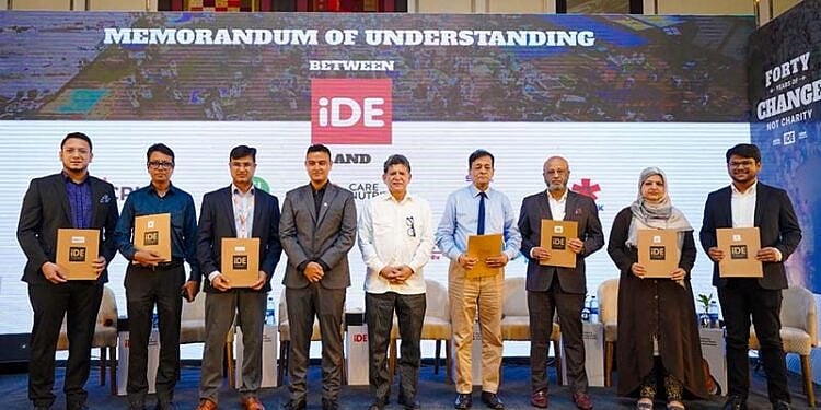 রাজধানীর লা মেরিডিয়েন হোটেলে ‘ক্যাটালাইজিং মার্কেটস: আইডিই বাংলাদেশ প্রাইভেট সেক্টর এনগেজমেন্ট সামিট ২০২৫’–এর আয়োজন করে আন্তর্জাতিক বেসরকারি উন্নয়ন সংস্থা আইডিই বাংলাদেশ