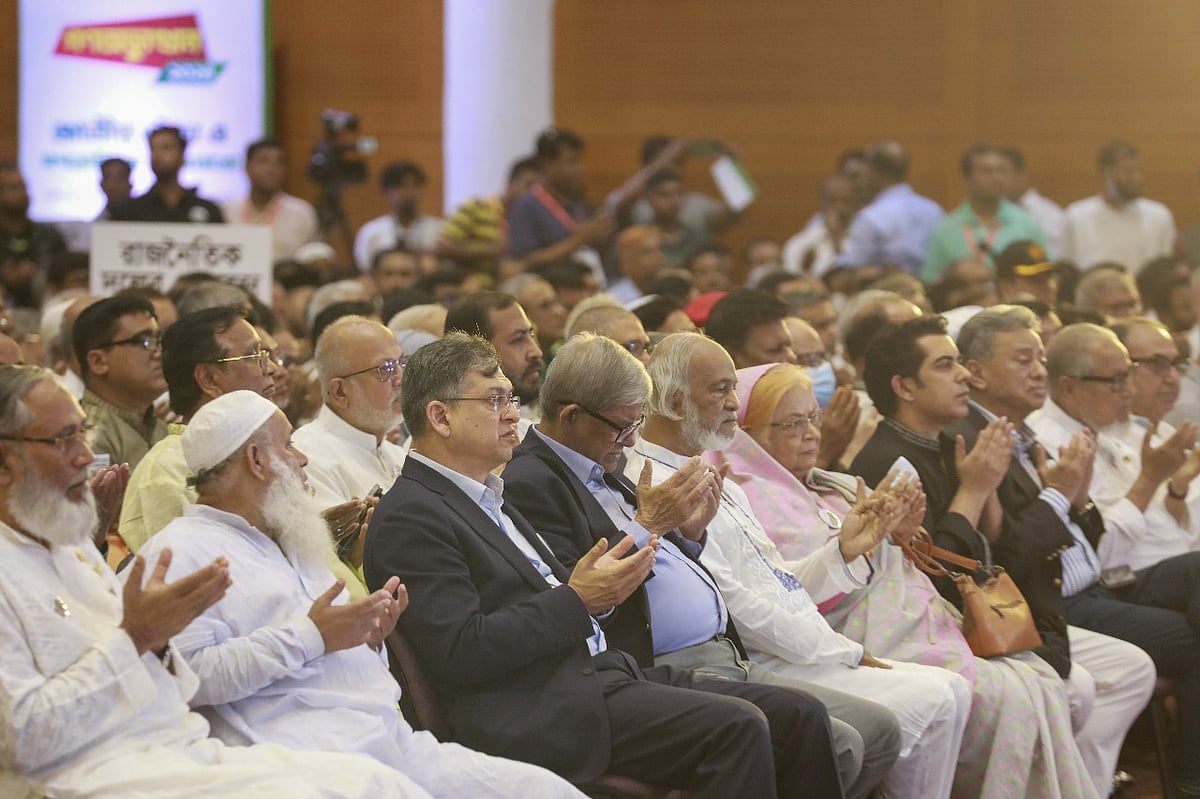 জুলাই গণ-অভ্যুত্থানের বর্ষপূর্তি উপলক্ষে গতকাল মঙ্গলবার বাংলাদেশ–চীন মৈত্রী সম্মেলন কেন্দ্রে বিএনপি আয়োজিত অনুষ্ঠানে বেশ কয়েকটি দলের নেতারা অংশ নেন