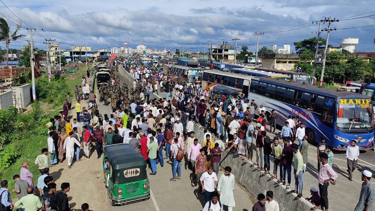 মহাসড়কের ওপর অবস্থান নিয়েছেন অবরোধকারীরা। আজ বিকেলে চট্টগ্রাম-কক্সবাজার মহাসড়কের পটিয়া মডেল মসজিদ সংলগ্ন এলাকায়