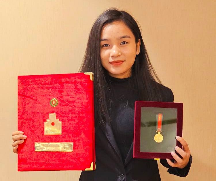 একুশে পদক হাতে ঋতুপর্ণা চাকমা