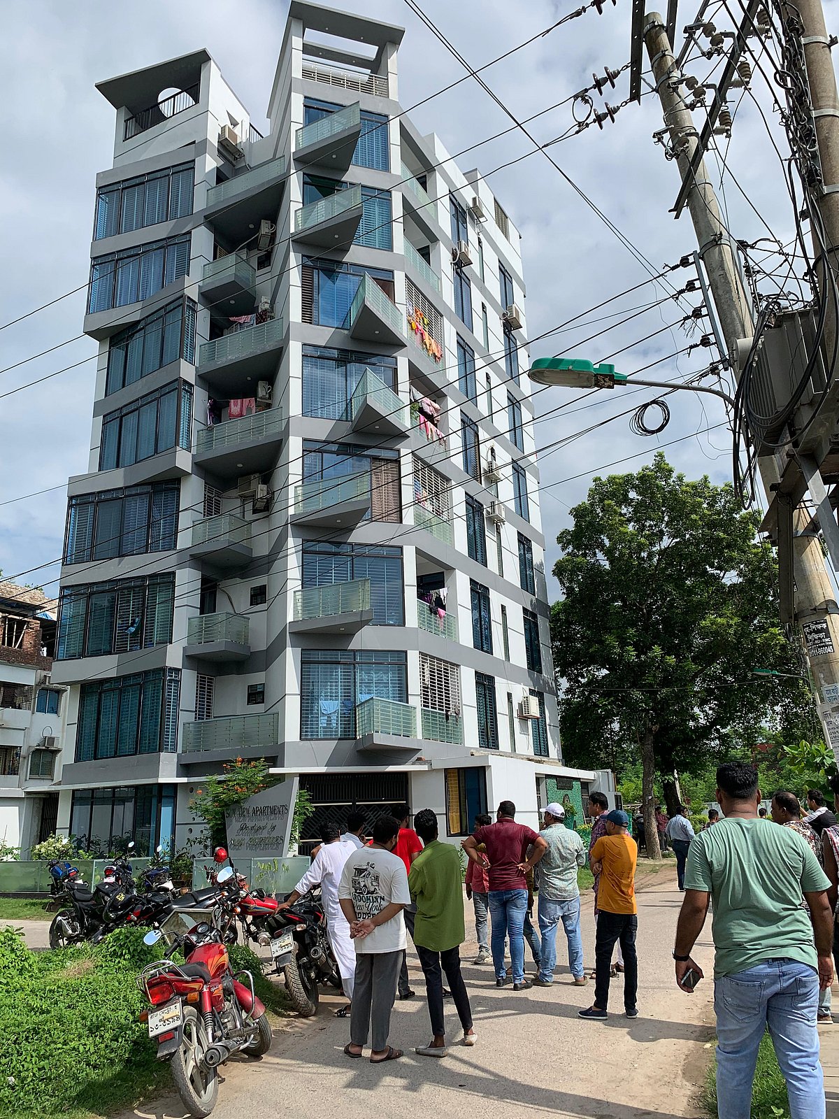 যুবলীগের এক নেতাকে ধরতে ভবনটি ঘেরাও করেছিলেন যুবদল, ছাত্রদল ও স্বেচ্ছাসেবক দলের নেতা–কর্মীরা। আজ বুধবার দুপুরে রাজশাহী নগরের পদ্মা পারিজাত এলাকায়