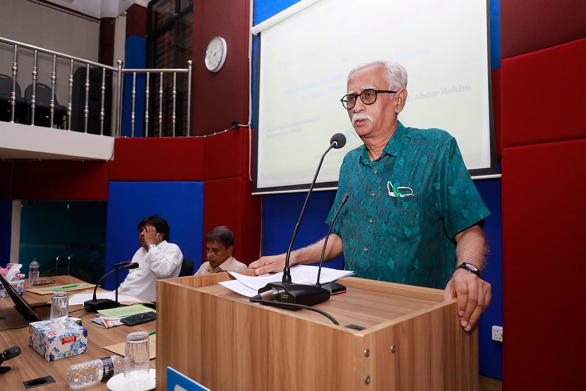 ‘ইতিহাসের ফাঁকফোকর এবং সরল বা একপার্শ্বিক বয়ান’ শিরোনামে একক বক্তৃতা দেন বিশিষ্ট লেখক ও গবেষক মোরশেদ শফিউল হাসান। আজ বুধবার বিকেলে, রাজধানীর এশিয়াটিক সোসাইটি মিলনায়তন, চাঁনখারপুল