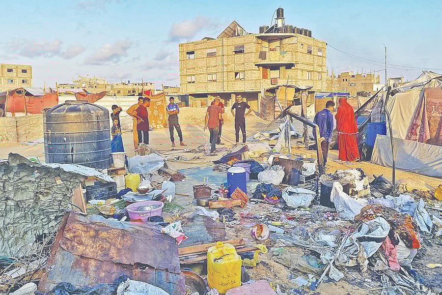 বাস্তুচ্যুত ফিলিস্তিনিদের শিবিরে ইসরায়েলের হামলার পর ধ্বংসস্তূপে দাঁড়িয়ে ক্ষয়ক্ষতি দেখছেন ফিলিস্তিনিরা। গতকাল গাজার খান ইউনিসে