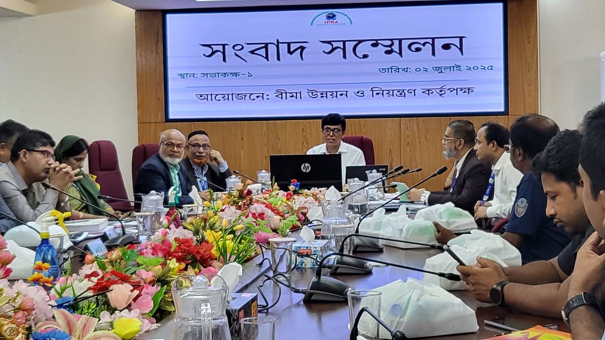 ঢাকার দিলকুশায় বীমা উন্নয়ন ও নিয়ন্ত্রণ কর্তৃপক্ষের (আইডিআরএ) আয়োজনে বুধবার সংস্থাটির কার্যালয়ে অনুষ্ঠিত সংবাদ সম্মেলনে বক্তব্য দেন চেয়ারম্যান আসলাম আলম।