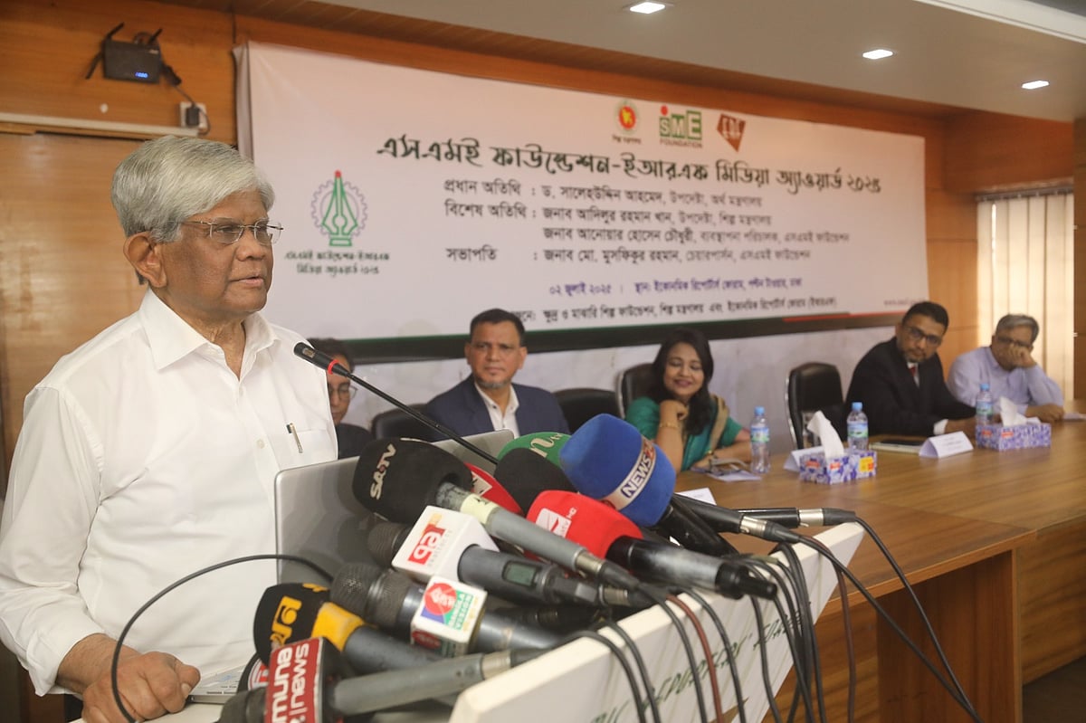 পুরস্কার বিতরণী অনুষ্ঠানে বক্তৃতা দিচ্ছেন অর্থ উপদেষ্টা সালেহউদ্দিন আহমেদ