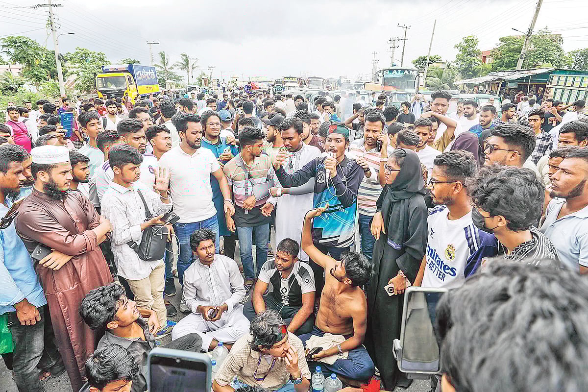 পটিয়া থানার ওসির অপসারণ দাবিতে চট্টগ্রাম-কক্সবাজার মহাসড়ক অবরোধ। গতকাল দুপুরে চট্টগ্রামের পটিয়ার ইন্দ্রপুল এলাকায়