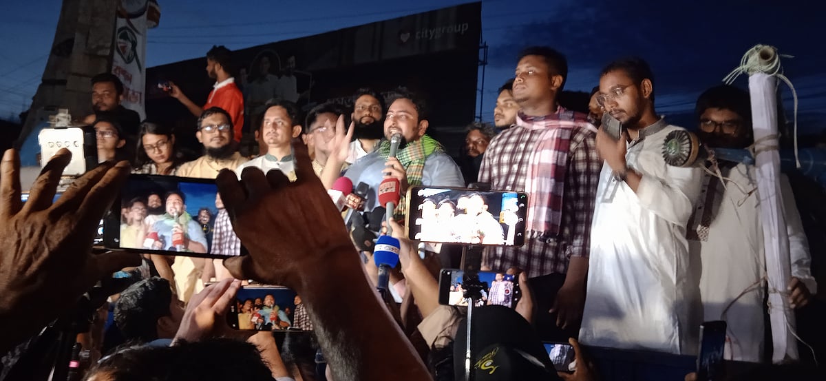 পথসভায় এনসিপির আহ্বায়ক নাহিদ ইসলাম। বুধবার সন্ধ্যায় লালমনিরহাট শহরের মিশন মোড় গোলচত্বরে