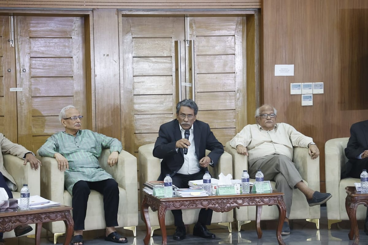 জাতীয় ঐকমত্য কমিশনের সহসভাপতি অধ্যাপক আলী রীয়াজ (মাঝে)। আজ বুধবার রাজধানীর ফরেন সার্ভিস একাডেমিতে রাজনৈতিক দলগুলোর সঙ্গে জাতীয় ঐকমত্য কমিশনের আলোচনায়