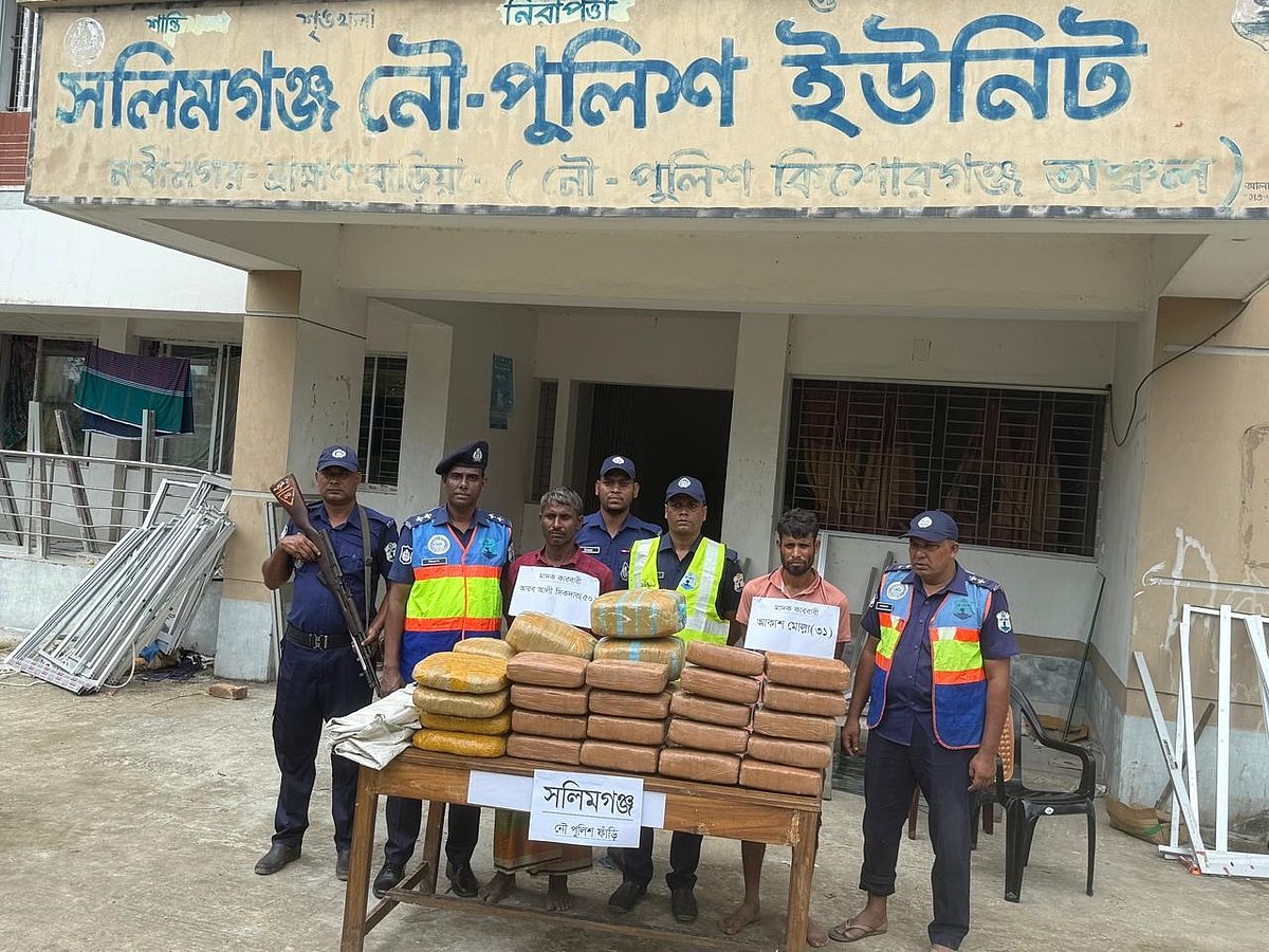 মেঘনা নদীতে সাত কিলোমিটার ধাওয়া করে ব্রাহ্মণবাড়িয়ার বাঞ্ছারামপুর উপজেলা থেকে ৭০ কেজি গাঁজাসহ দুই মাদক ব্যবসায়ীকে আটক করেছে নৌ পুলিশ। আজ বৃহস্পতিবার দুপুরে ছলিমগঞ্জ নৌ পুলিশ ফাঁড়িতে