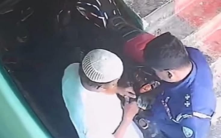 ফেনীর পরশুরামে সিসি ক্যামেরায় ধারণ করা এই ভিডিও ভাইরাল হওয়ার পর প্রত্যাহার করা হয় থানার এসআই আবু ছৈয়দকে।