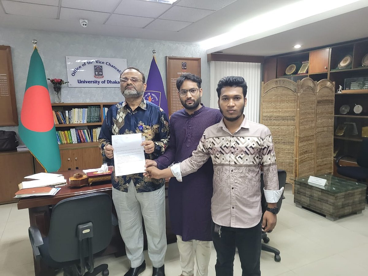 ভাস্কর্য সংস্কারের দাবিতে উপাচার্য অধ্যাপক নিয়াজ আহমেদ খানকে স্মারকলিপি দিন ঢাকা বিশ্ববিদ্যালয়ের দুই শিক্ষার্থী