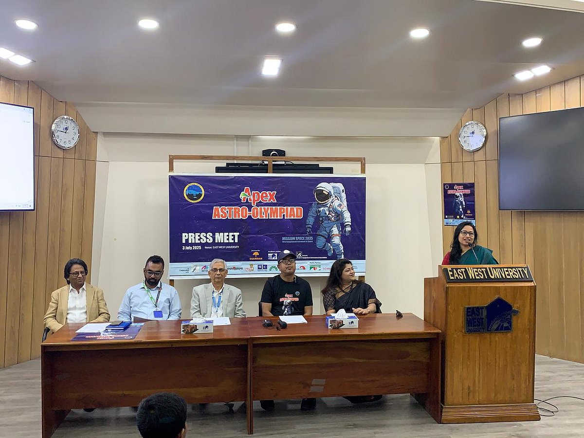 সংবাদ সম্মেলনে ‘এপেক্স অ্যাস্ট্রো অলিম্পিয়াড’র ২০তম আসরের নানা দিক তুলে ধরা হয়। রাজধানীর আফতাব নগরে ইস্ট ওয়েস্ট ইউনিভার্সিটি ক্যাম্পাসে, ৩ জুলাই ২০২৫