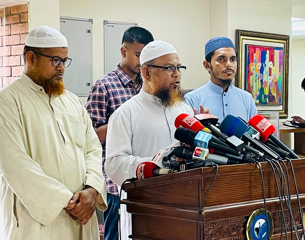 জাতীয় ঐকমত্য কমিশনের সঙ্গে আলোচনা শেষে সাংবাদিকদের সঙ্গে কথা বলেন ইসলামী আন্দোলনের যুগ্ম মহাসচিব গাজী আতাউর রহমান। ঢাকা, ০৩ জুলাই