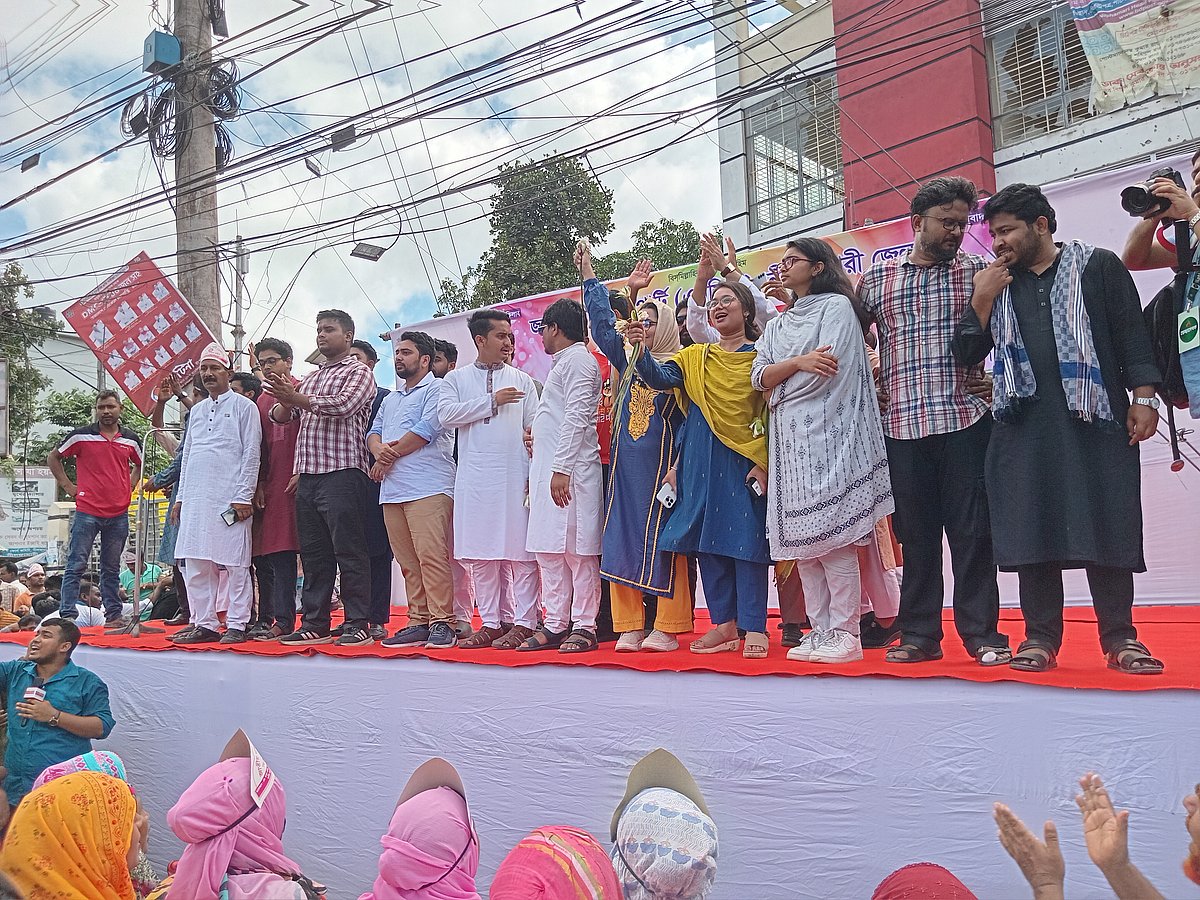 এনসিপির পথসভায় দলের নেতারা। আজ বৃহস্পতিবার নীলফামারী শহরের চৌরঙ্গী মোড়ে