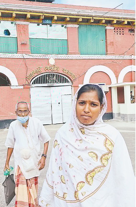 রাজশাহী কারাগার থেকে গতকাল মুক্তির পর বাবার সঙ্গে আশা বানু